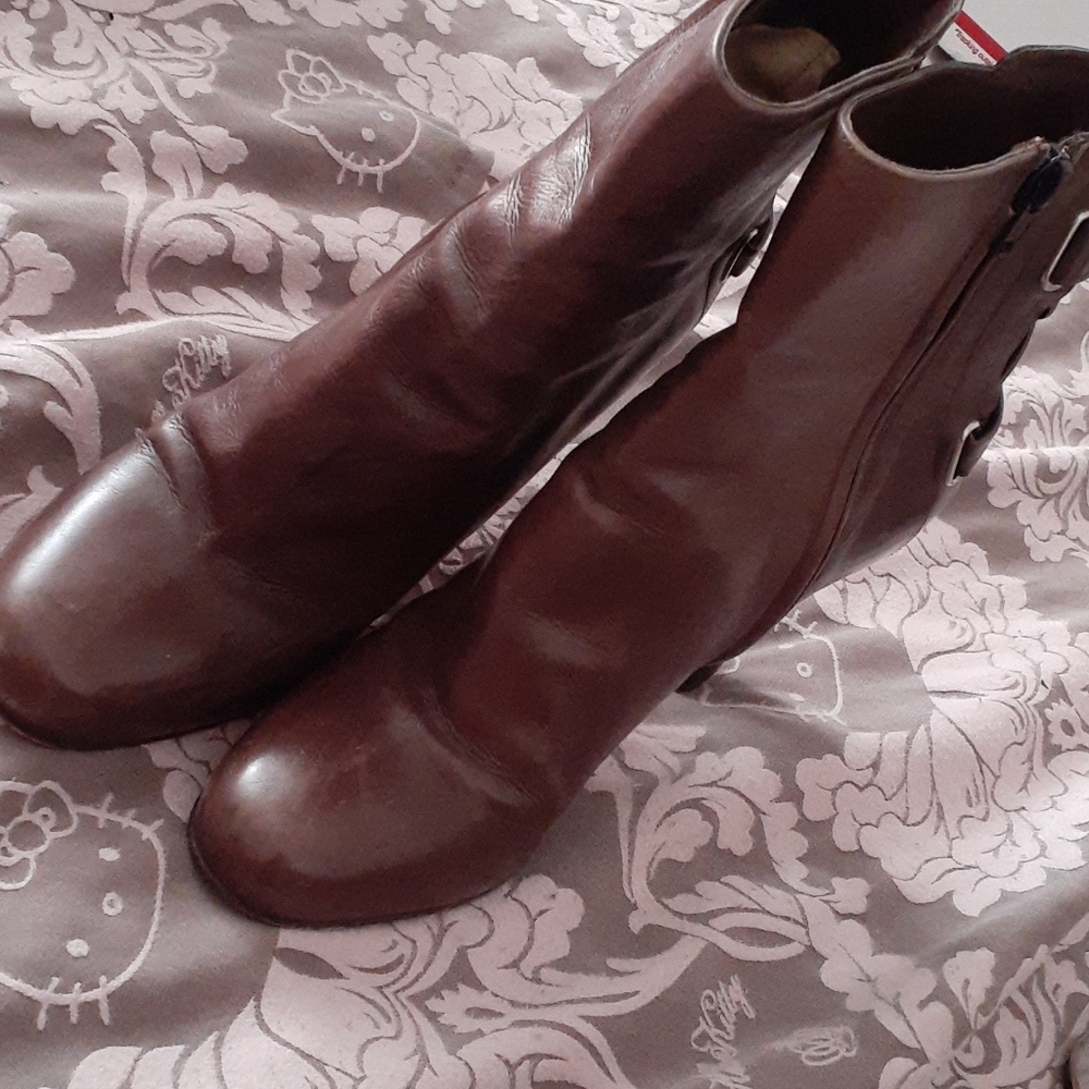 Used leather heeled boots